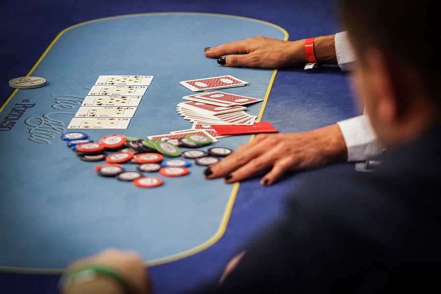 Làm sao để không bị gọi là “gà mờ” khi chơi bài Poker